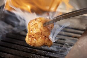 八王子にある一人焼肉大歓迎の焼肉店『焼肉カルロス』でホルモンを焼いているイメージ画像