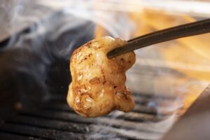 八王子で記念日のお祝い、デートなどに使える焼肉店『焼肉カルロス』でホルモンを焼いているイメージ画像