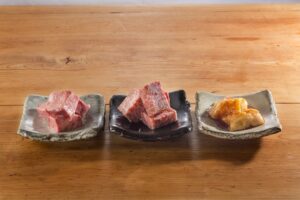 八王子にある一人焼肉大歓迎の焼肉店『焼肉カルロス』でご提供する「カルロス名物 3種盛り合わせ」のイメージ画像